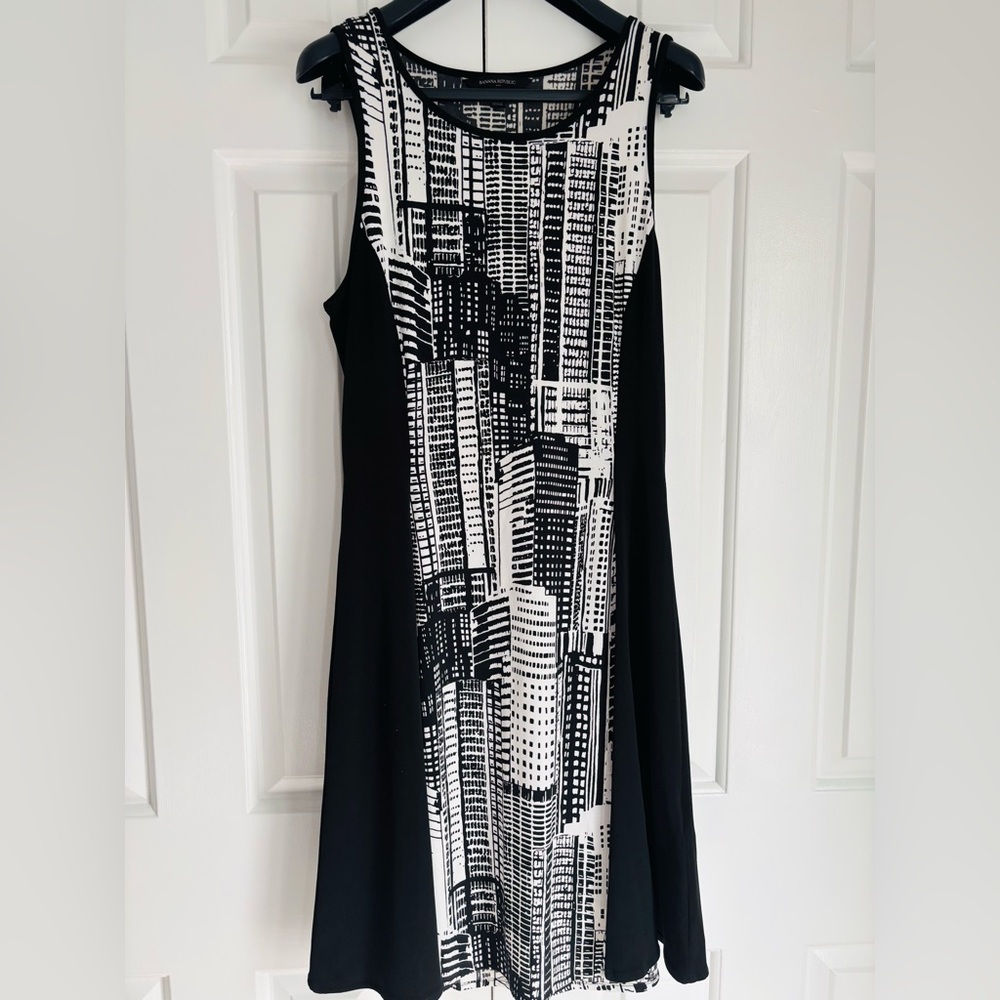 Banana Republic Black and White Sheath Dress Sleeveless Crew Neck Cocktail